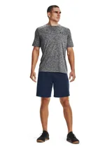 Short deportivo Under Armour Tech Mesh, color azul marino, de corte holgado, ligero y transpirable, diseñado para entrenamiento.