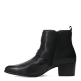 Botas de caña baja confeccionadas en cuero negro con textura granulada. Presentan un diseño con dos correas decorativas con hebillas metálicas oscuras en el lateral y un taco cuadrado de altura media.