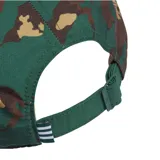 Gorra Adidas con estampado de camuflaje en tonos verde, marrón y beige. Logo de Adidas bordado en verde en el frente.