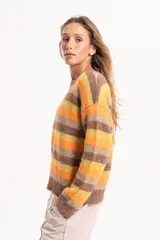 Buzo tejido de calce relajado con diseño de rayas horizontales en tonos marrón, crema y celeste. Presenta cuello redondo, mangas largas y terminaciones acanaladas en puños y cintura.