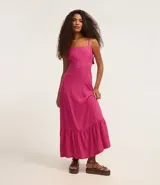 Vestido midi de viscolino con escote corazón, breteles finos y diseño con aberturas laterales (cutout). Presenta espalda con lastex y falda con volado en el ruedo.