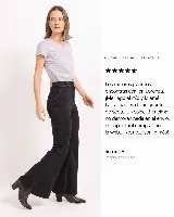 Jean de corte oxford con tiro alto, confeccionado en denim de tono azul oscuro con costuras en contraste. Presenta un diseño ajustado en la parte superior que se ensancha desde la rodilla hacia el ruedo.