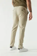 Pantalón chino de corte slim, color azul marino, con cierre frontal y bolsillos laterales.