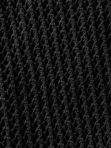 Sweater de algodón negro con diseño de tejido calado, cuello redondo y manga larga.