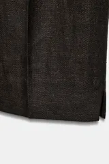 Pantalón de tiro medio confeccionado en tejido con lino, de corte recto y diseño clásico. Presenta bolsillos laterales, falsos bolsillos traseros de vivo, cierre frontal con cremallera y ganchos metálicos, y aberturas laterales en el bajo.