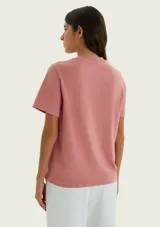 Camiseta básica de manga corta y cuello redondo, color bordó, de diseño clásico y ajuste cómodo.