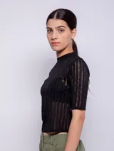 Top blanco de cuello alto y manga tres cuartos, con diseño de transparencias.