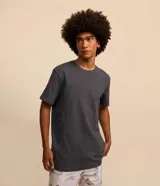 Remera de hombre modelo comfort, confeccionada en algodón con textura acanalada. Presenta cuello redondo y mangas cortas, con un diseño básico y versátil de corte holgado.