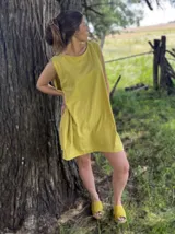 Vestido corto celeste de algodón, corte oversize y sin mangas.