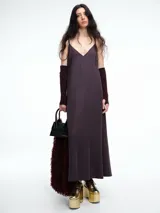 Vestido largo de breteles finos con escote en V, confeccionado en lyocell con acabado efecto lavado. Presenta una silueta levemente evasé con caída fluida y recta.