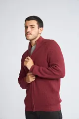 Campera tejida de punto acanalado en color bordó, con cuello alto y cierre frontal completo. Presenta mangas largas y un diseño de ajuste regular.