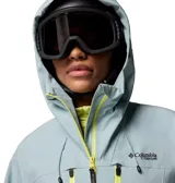 Campera Columbia Titanium de nieve en color celeste, con capucha integrada, bolsillos frontales con cierre y detalles en color amarillo flúor en las cremalleras.