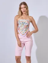 Bermuda color verde militar en gabardina elastizada, marca Ruby Rd. Pretina ancha elastizada. Delantera con bolsillos simulados. Trasera con bolsillos aplicados.