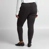 Jegging negro de tiro alto con calce ajustado.