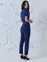 Pantalón de vestir negro, marca Zac & Rachel, de corte recto y largo al tobillo. Presenta pretina con broche interno y cierre, bolsillos delanteros con detalle plisado y bolsillos ojal traseros.