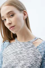 Remera de rib melange en colores combinados, con calce al cuerpo, escote a la base y aberturas en los hombros.