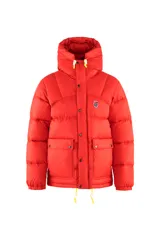 Campera puffer roja con capucha, cierre frontal con botones a presión, dos bolsillos frontales con solapa y logo de la marca en el pecho.