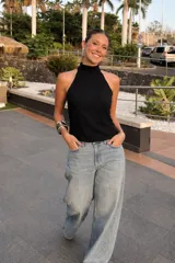 Musculosa color ladrillo de tejido de punto, con cuello halter y espalda descubierta.