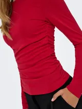 Top de manga larga con cuello redondo y ajuste al cuerpo, confeccionado en tejido de punto suave con detalle de fruncido lateral.