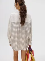 Short de corte boxy confeccionado en viscosa con estampado geométrico de estrellas en tonos rosados. Presenta una pretina elástica en color naranja y cordón de ajuste en color marrón.