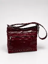 Cartera de cuero color beige, de diseño estructurado, con bolsillo frontal con cierre y detalles en cuero grabado con efecto reptil. Cuenta con correa ajustable para llevar al hombro o cruzada.