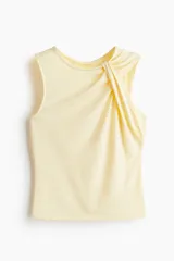 Top de punto elástico color amarillo, de ajuste entallado, con cuello redondo y detalle drapeado con nudo en el hombro derecho.