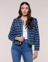 Chaqueta corta de corte estructurado confeccionada en tejido de tweed azul con patrón de cuadros, escote redondo sin solapa, frente abierto, bolsillos falsos y ribetes trenzados con hilos metalizados.