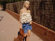 Minifalda de denim azul con bolsillos cargo frontales y detalles de herrajes en bronce.
