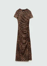 Vestido largo de tejido fluido con estampado de leopardo, cuello redondo y mangas cortas. Presenta un diseño entallado con detalles fruncidos en los laterales.