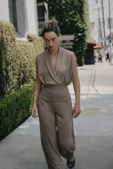 Pantalón de tiro medio, color gris oscuro jaspeado, con cintura elástica interior y pierna ancha.