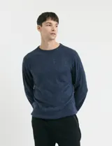 Sweater de tejido de punto con escote redondo y manga larga, con detalles de costuras en sisas y cuello. Presenta un diseño clásico y versátil.