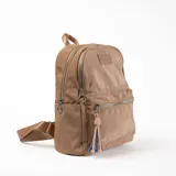 Mochila pequeña color beige con múltiples cierres plateados y colgante decorativo de cordones trenzados.