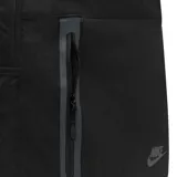 Mochila Nike Elemental Premium de diseño minimalista en color negro. Cuenta con un compartimento principal amplio con cierre, un bolsillo frontal vertical con cierre sellado y el logo de la marca sutilmente aplicado en la parte inferior.