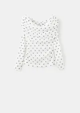 Camiseta blanca de malla con estampado de lunares negros, escote palabra de honor cruzado con fruncidos y manga larga.