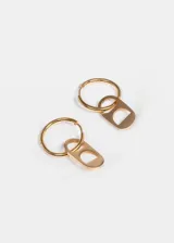 Par de aros dorados tipo argolla con dije colgante en forma de chapita.