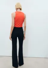 Top de punto fino color naranja, sin mangas, con cuello redondo y tirantes anchos, de diseño entallado.
