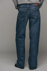 Jeans Z1975 de tiro bajo y pernera recta, con diseño clásico de cinco bolsillos y cierre frontal con cremallera y botón, en tono azul desgastado.