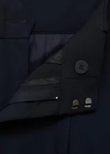 Pantalón de vestir de tiro bajo y diseño wide leg color azul marino, con pinzas en la parte delantera y bolsillos laterales.