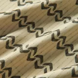 Chomba manga corta color beige con estampado de líneas onduladas en verde oscuro. Tiene cuello polo verde oscuro y logo pequeño en el pecho.