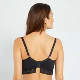 Sujetador de lactancia negro con copas preformadas, breteles regulables y base de encaje.