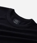 Remera masculina de corte relajado, color verde militar, con cuello redondo y mangas cortas, confeccionada en tejido de algodón con textura de mini waffle.