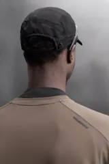 Camiseta deportiva color naranja confeccionada en tejido técnico, ligero y elástico. Tiene cuello redondo, mangas cortas y logo estampado.