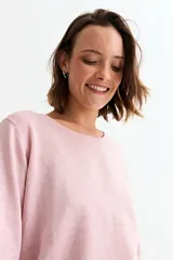 Sweater de punto fino en color gris con acabado metalizado, de corte recto, cuello redondo y manga larga.