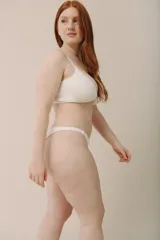 Vedetina de algodón color beige melange, con doble tejido y bordes sin costuras visibles.