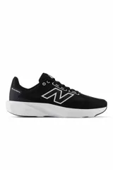 Championes deportivos New Balance M413, de color gris con suela blanca y el logo de la marca en el lateral.