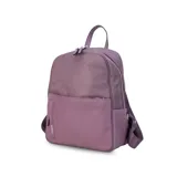 Mochila roja de nylon resistente con detalle en simil cuero. Tiene cierre principal, bolsillo frontal, bolsillo trasero con cierre y bolsillos laterales. Las correas son a tono.