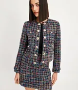 Blazer corto confeccionado en tweed multicolor con forro, escote U, manga larga y botones escudo dorados.