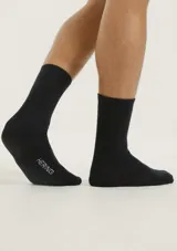 Kit de dos pares de medias de caño medio en color blanco, con diseño básico y tejido suave.