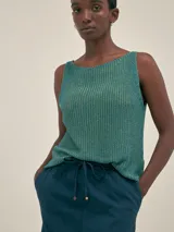 Falda larga color coral, estilo cargo, con cintura ajustable, tajo en el frente y bolsillos laterales.