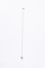 Collar de plata 925 con cadena eslabonada estilo Singapur y dije en forma de corazón con piedra zirconia rosa central rodeada de un pavé de zirconias pequeñas.
